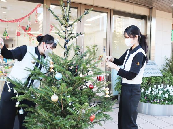 クリスマスツリーを装飾しました♪